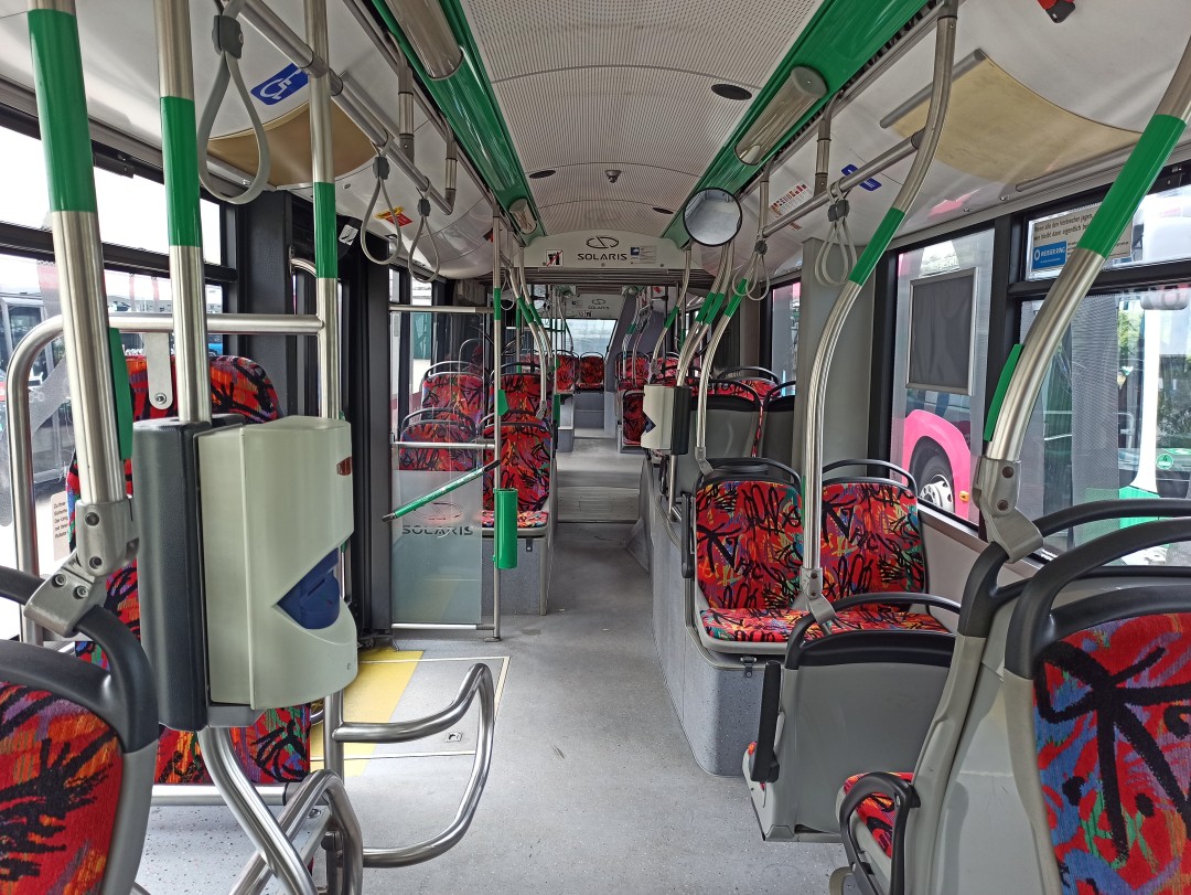 Gelenkobus Nr. 053 vom polnischen Typ Solaris Trollino 18 AC - Innenansicht von vorn nach hinten
