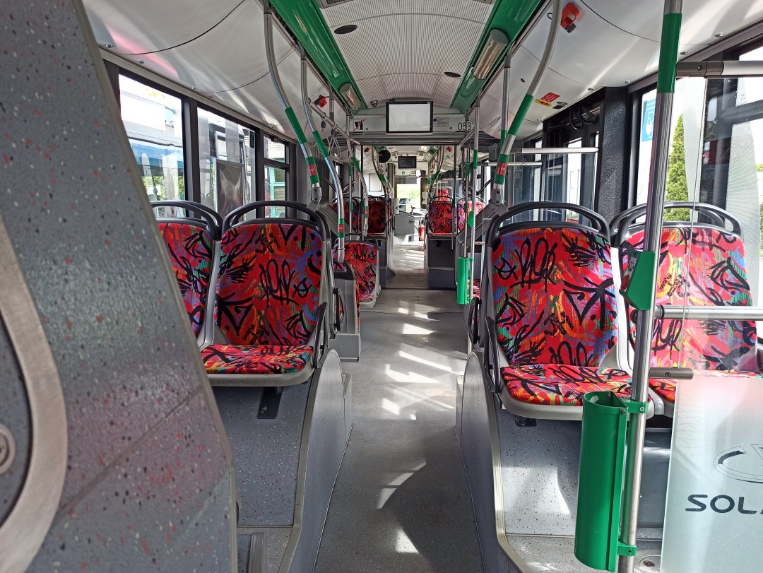 Gelenkobus Nr. 053 vom polnischen Typ Solaris Trollino 18 AC - Innenansicht von hinten nach vorn