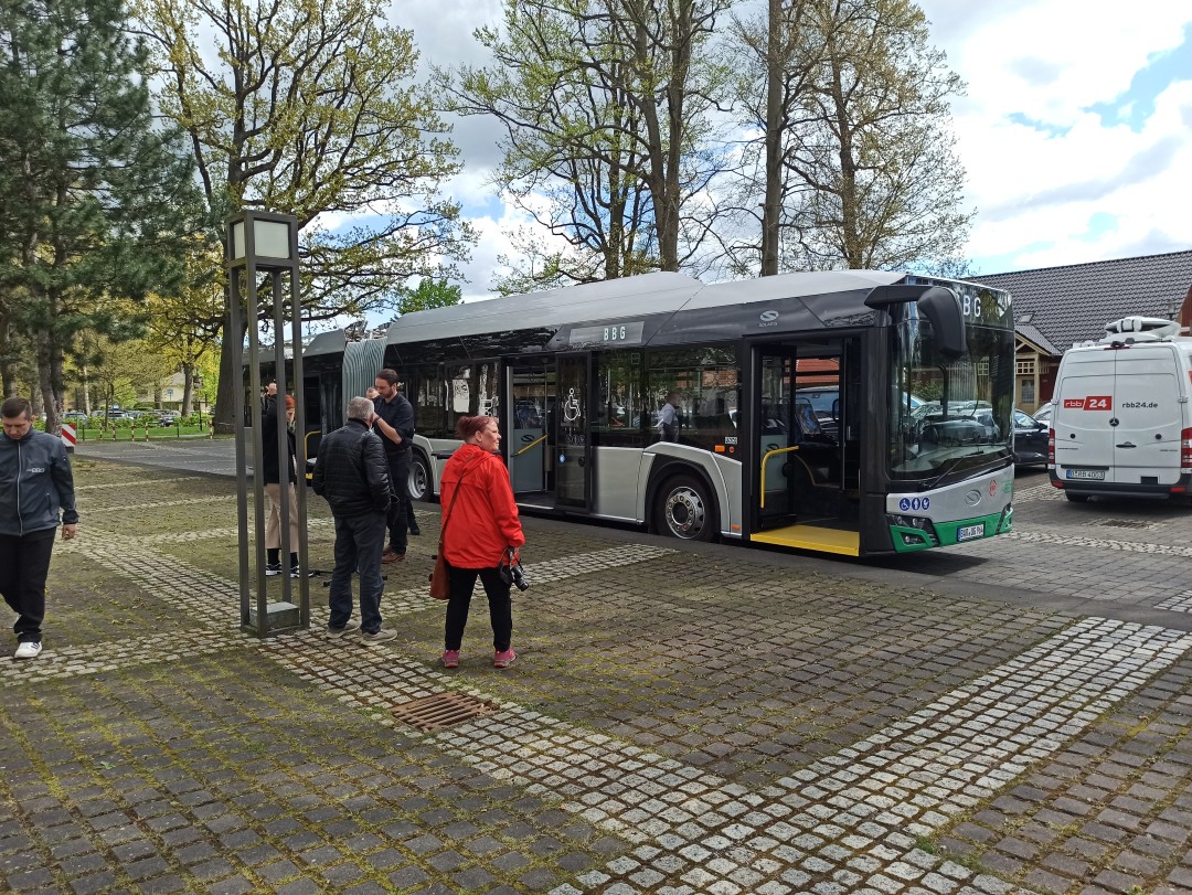 Gelenkobus 064 an der Haltestelle S&uuml;dend der Linie 910 - rbb24 ist auch vor Ort