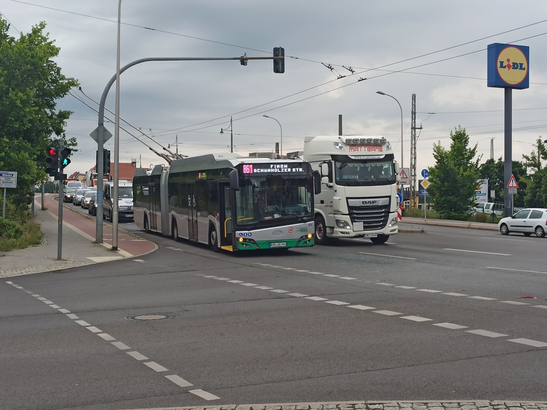 Gelenkobus 064 mit Warnblinkanlage nach dem Verkehrsunfall an der Kreuzung Heegermühler Straße/Kupferhammerweg