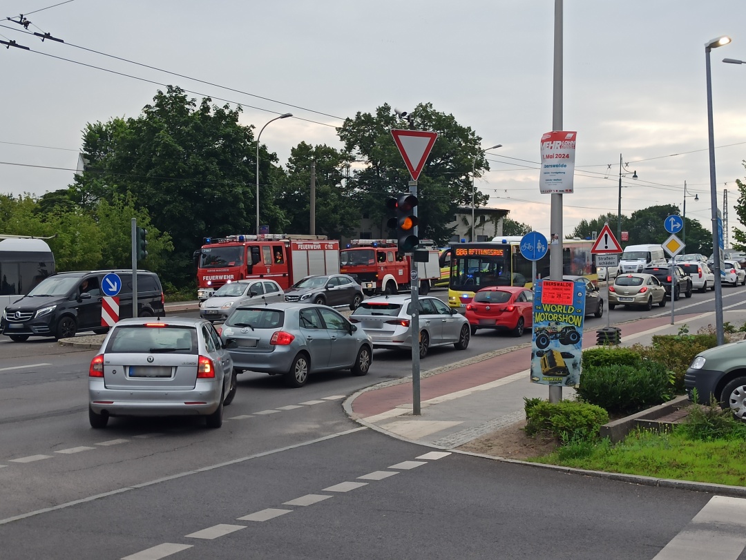 Der Rettungsbus der Barnimer Busgesellschaft bei der Anfahrt zum Unfallort auf der Gegenspur auf der Eberswalder Eisenbahnbrücke. Im Hintergrund die FFW Eberswalde