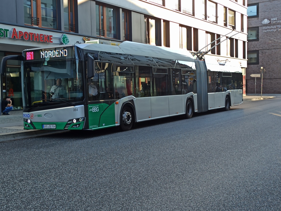 Gelenkobusses 064 bei der Abfahrt von der Haltestelle „.Am Markt” in Richtung Nordend