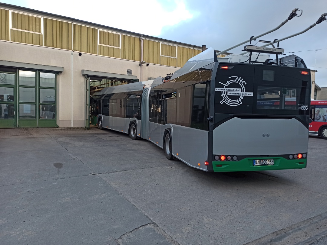 Einfahrt des Gelenkobusses 065 nach erfolgreicher Probefahrt in die Betriebswerkstatt des Betriebshofes Eberswalde/Nordend
