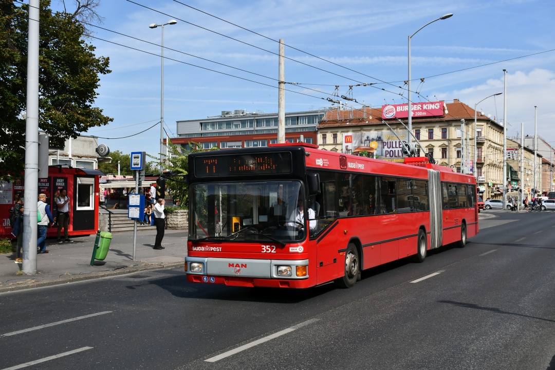 Бывший эберсвальдский троллейбус № 038 австрийского типа ÖAF Gräf & Stift NGE 152 M18 в городе Будапешт (Венгрия) с регистрационным № 352 на остановке «Станция метро «Стадион Ференца Пушкаша»».