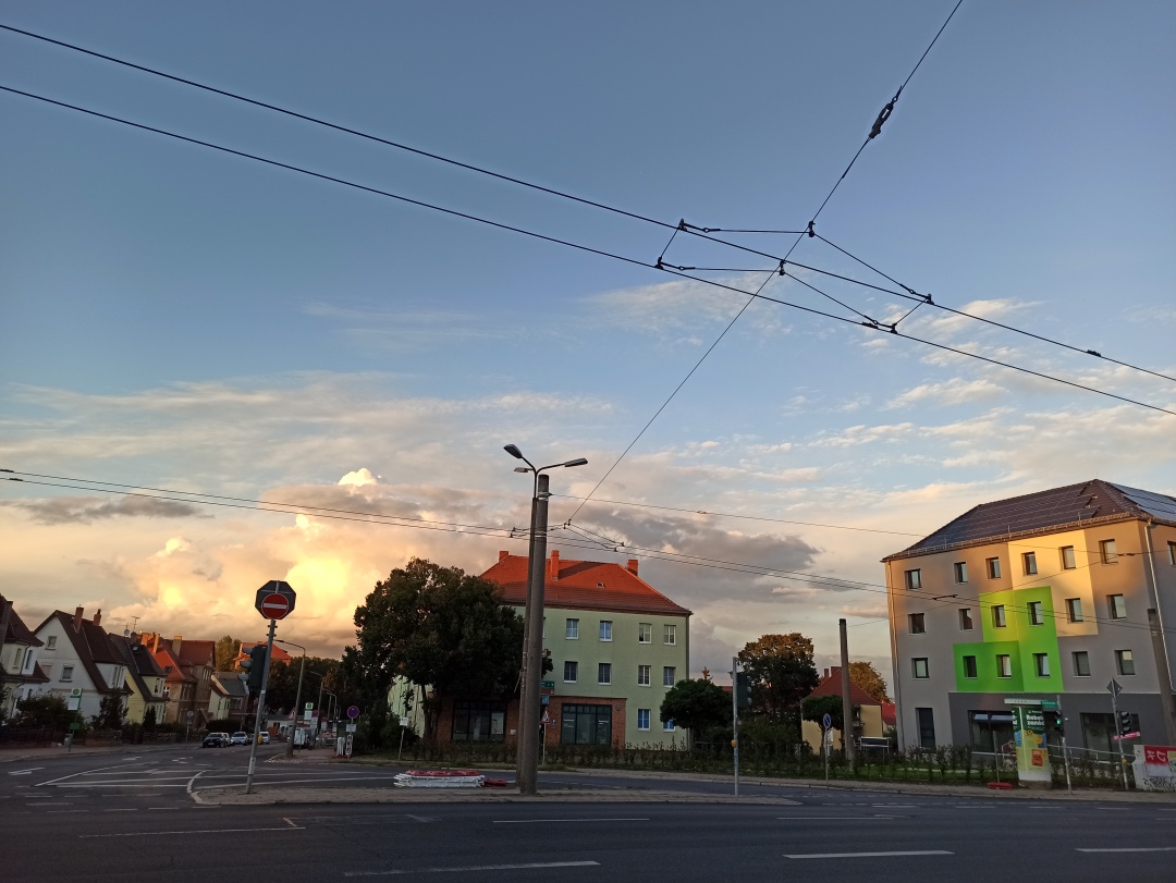 Kreuzung Heegermühler Straße/Boldtstraße, im Hintergrund die Fahrleitung Richtung Finow, im Vordergrund die Fahrleitung Richtung Eberswalde Hauptbahnhof