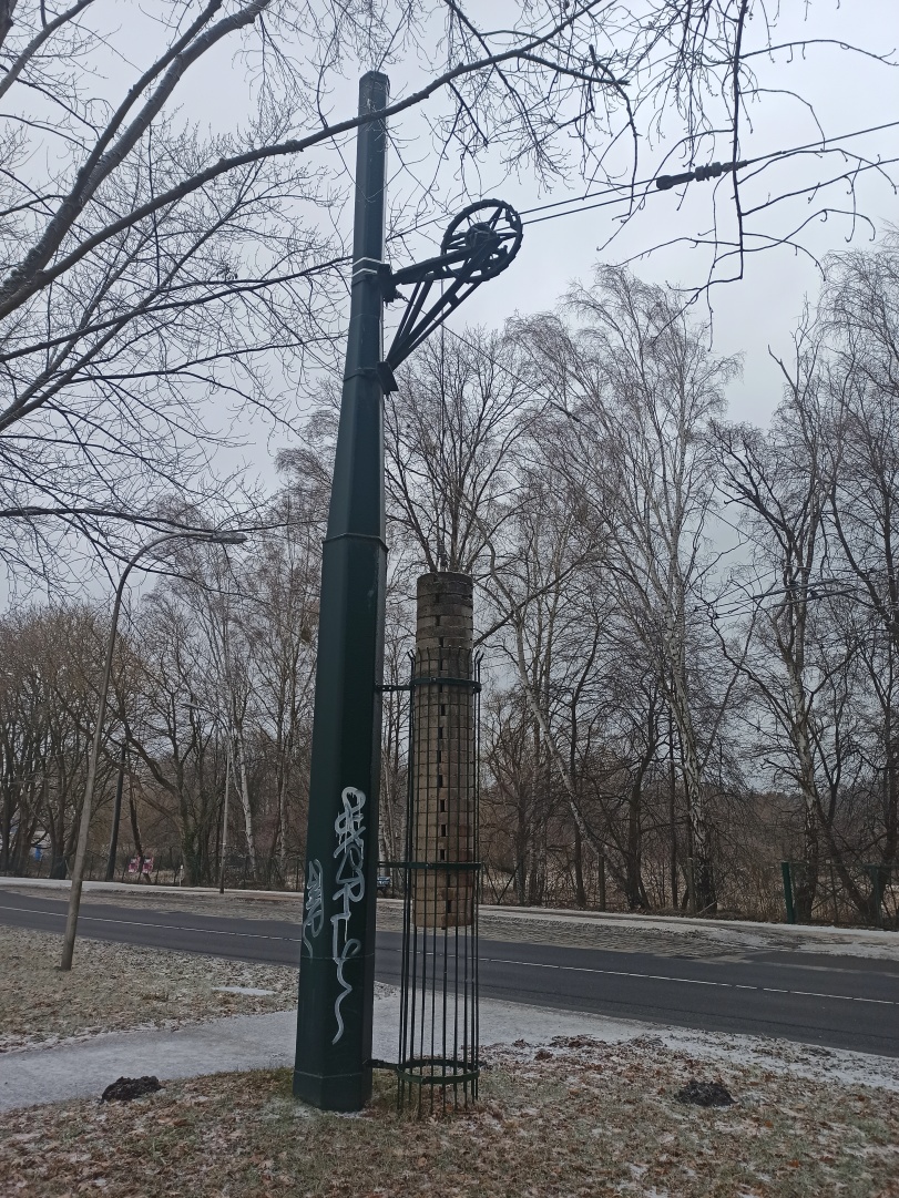 Radspanner mit Gegengewichten gegenüber der Haltestelle „Finow Wolfswinkel” an der Eberswalder Stra&szlig;e
Stra&szlig;e