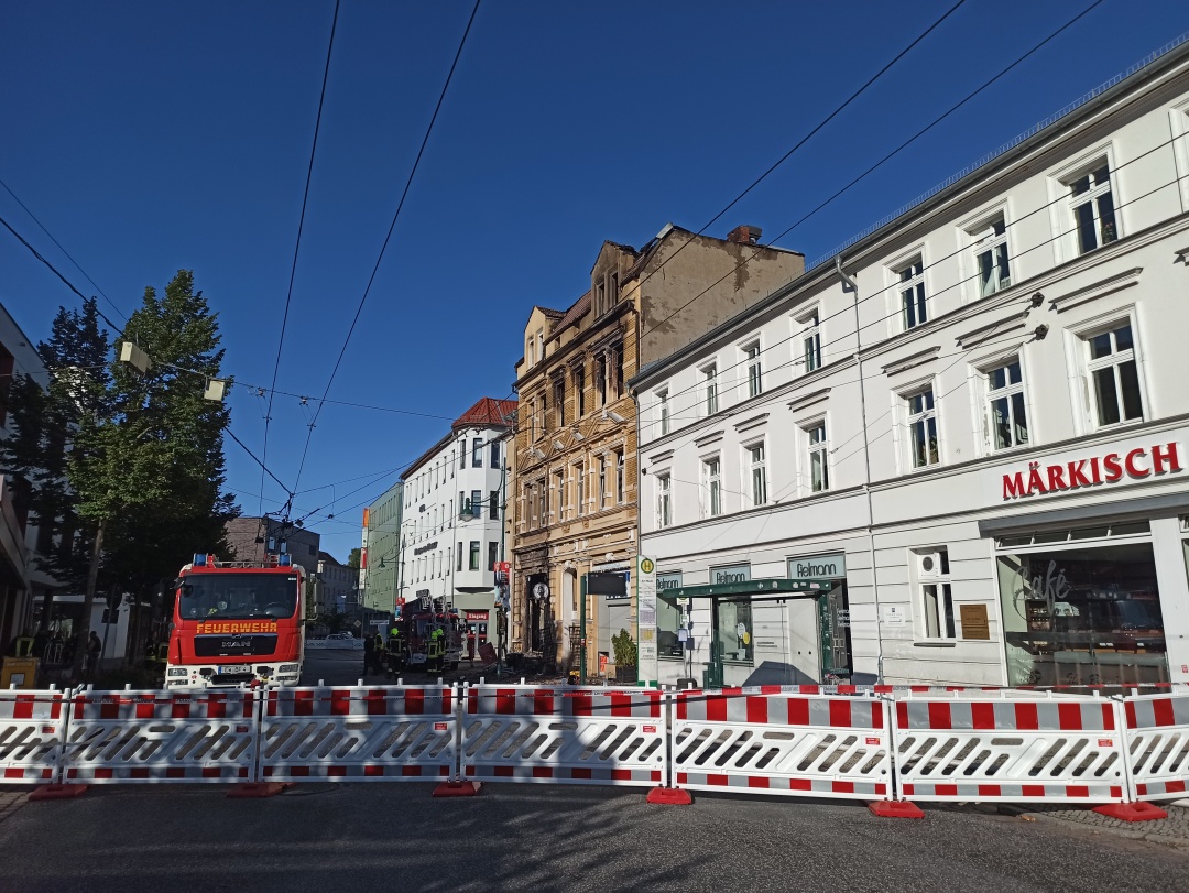 Wohnhausbrand in unmittelbarer Nähe der Haltestelle „.Am Markt” in der Friedrich-Ebert-Straße am 15.09.2024