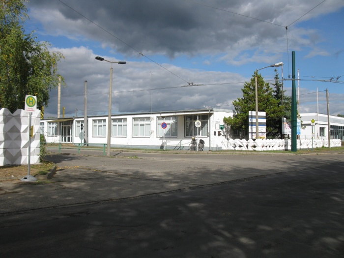 Ersatzhaltestelle Nordend im Bereich der Betriebshofzufahrt Neue Straße (Höhe Kindergarten)
