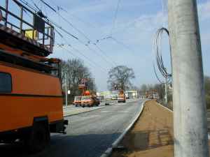 Construction work at the trolleybus overhead system within the area around the crossing Eberswalder Straße/Spechthausener Straße