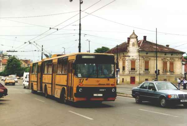 Ehemaliger Eberswalder Gelenkobus Nr. 06(III) vom ungarischen Typ Ikarus 280.93 in
Timisoara/Rum&auml;nien mit der Wagen-Nr. 17 am 20.06.2002