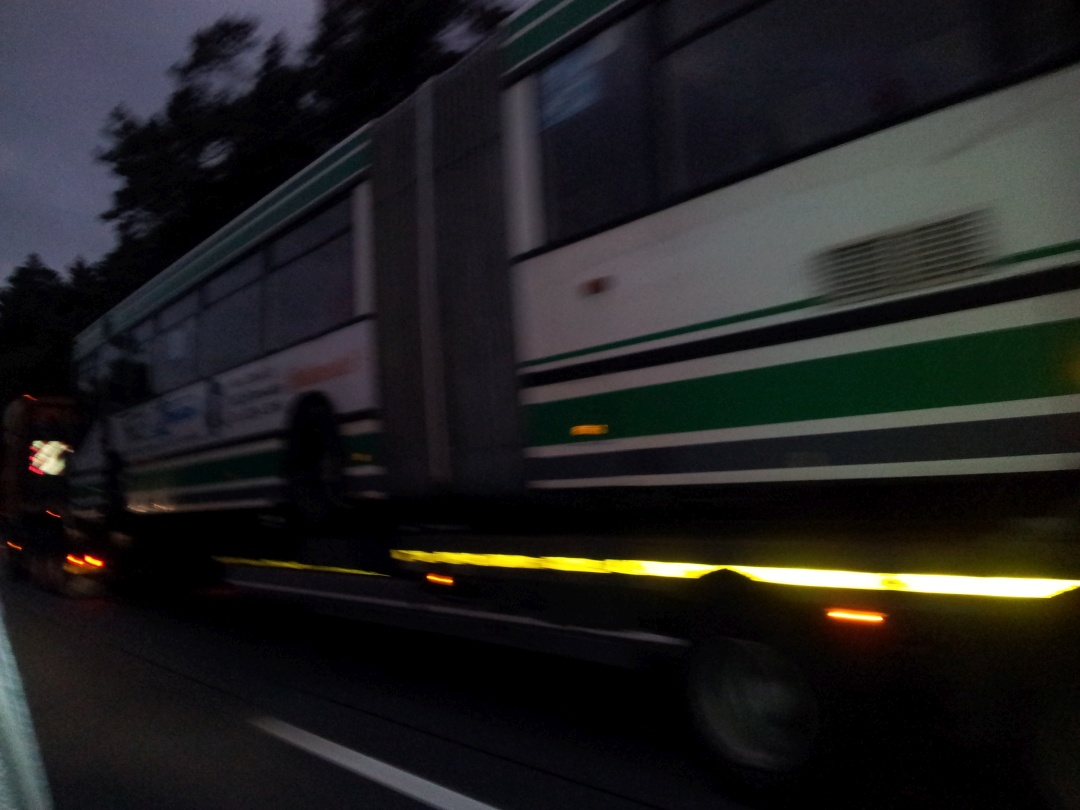 LKW-Tieflader mit Gelenkobus Nr. 004 auf der BAB 11