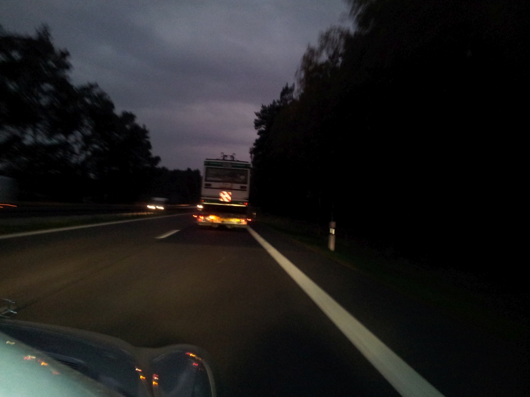 Heckansicht des LKW-Tiefladers mit Gelenkobus Nr. 030 auf der BAB 11