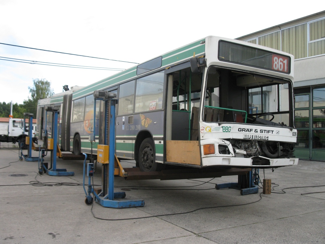 Die Übereste des verunfallten Gelenkobus 039, bereits von Wagenhebern angehoben, können verladen werden