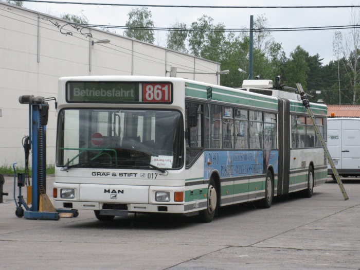 Der Gelenkobus 017 steht bereit zur Verladung.