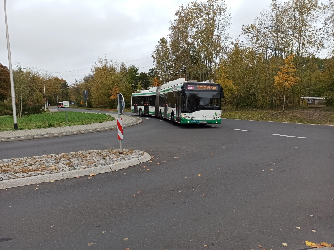 Gelenkobus 051 auf der Kreuzung Kopernikus-Ring/Fritz-Weineck-Straße in Richtung Finow Schönholzer Straße