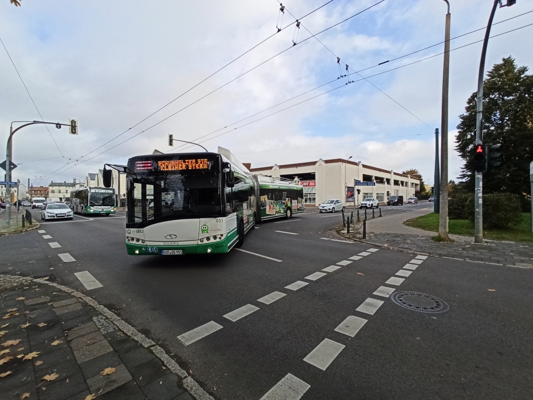 Gelenkobus 051 auf der Kreuzung Fritz-Weineck-Straße/Schönholzer Straße