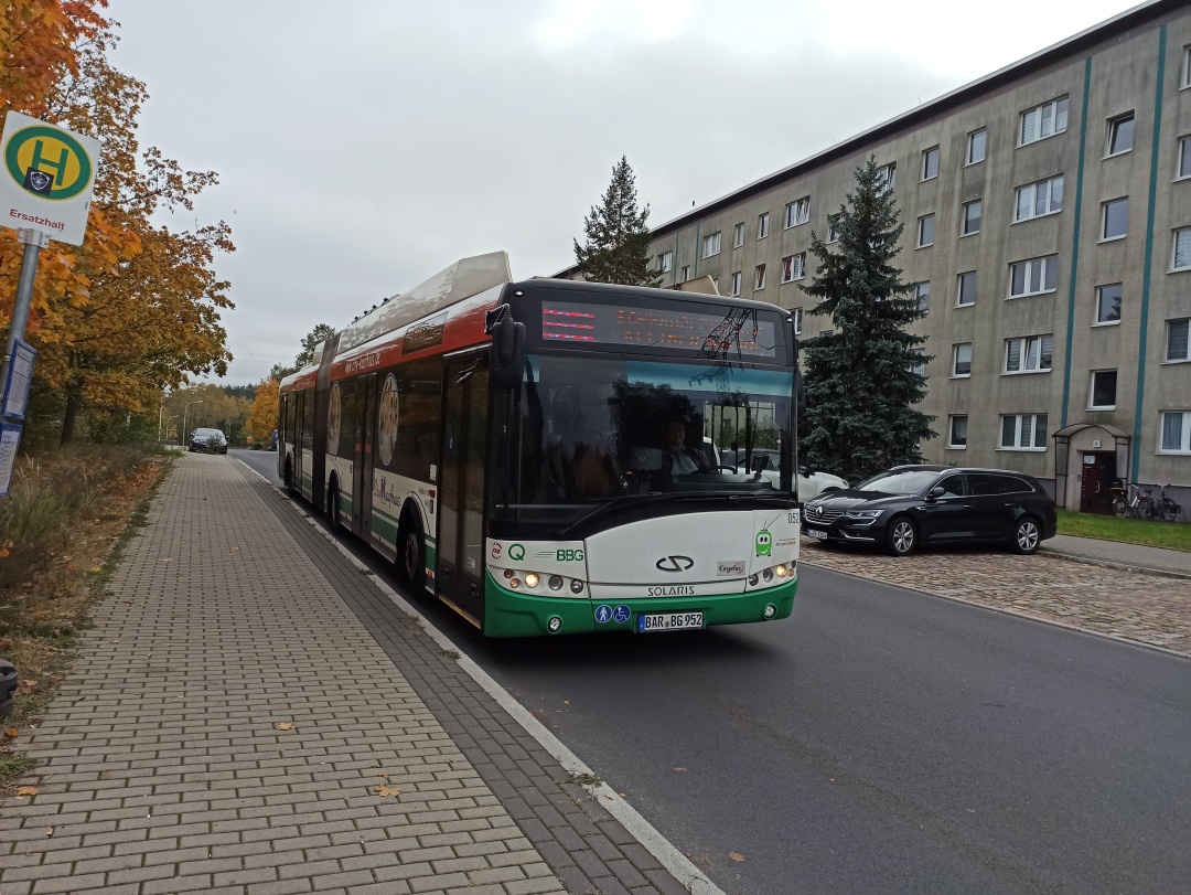 Gelenkobus 052 an der Ersatzhaltestelle Forsthaus in der Fritz-Weineck-Straße