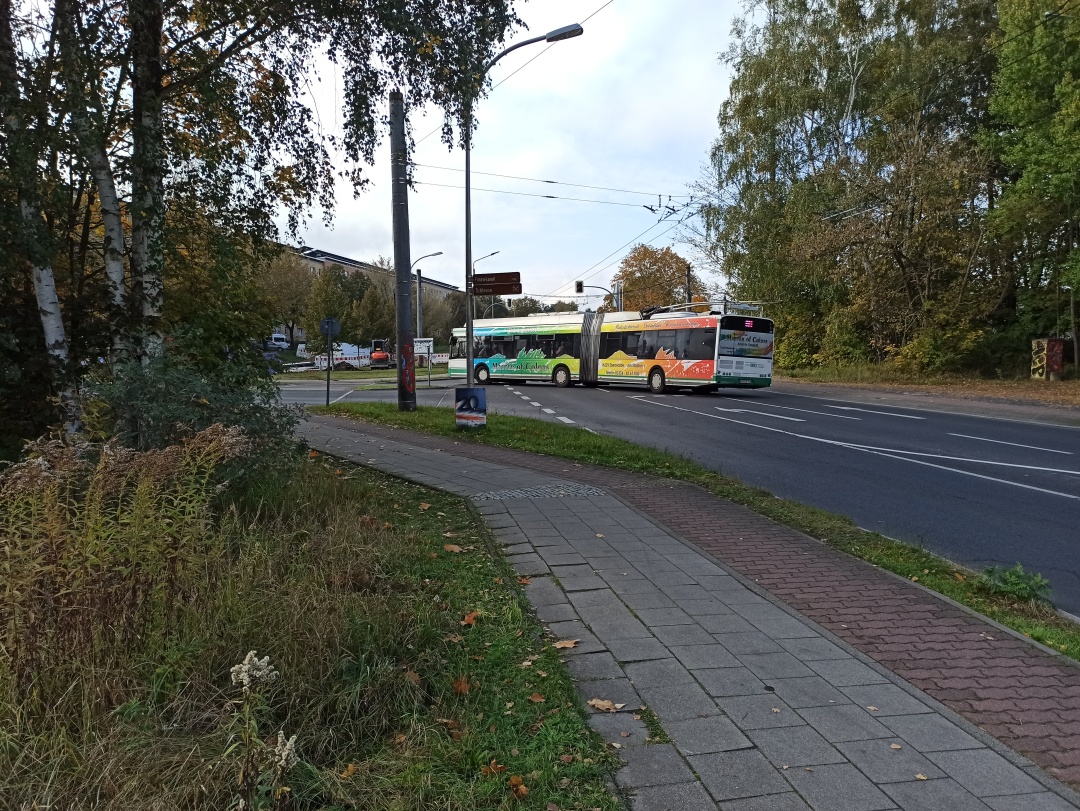 Gelenkobus 056 auf der Kreuzung Eberswalder Straße/Kopernikus-Ring in Richtung Finow Schönholzer Straße