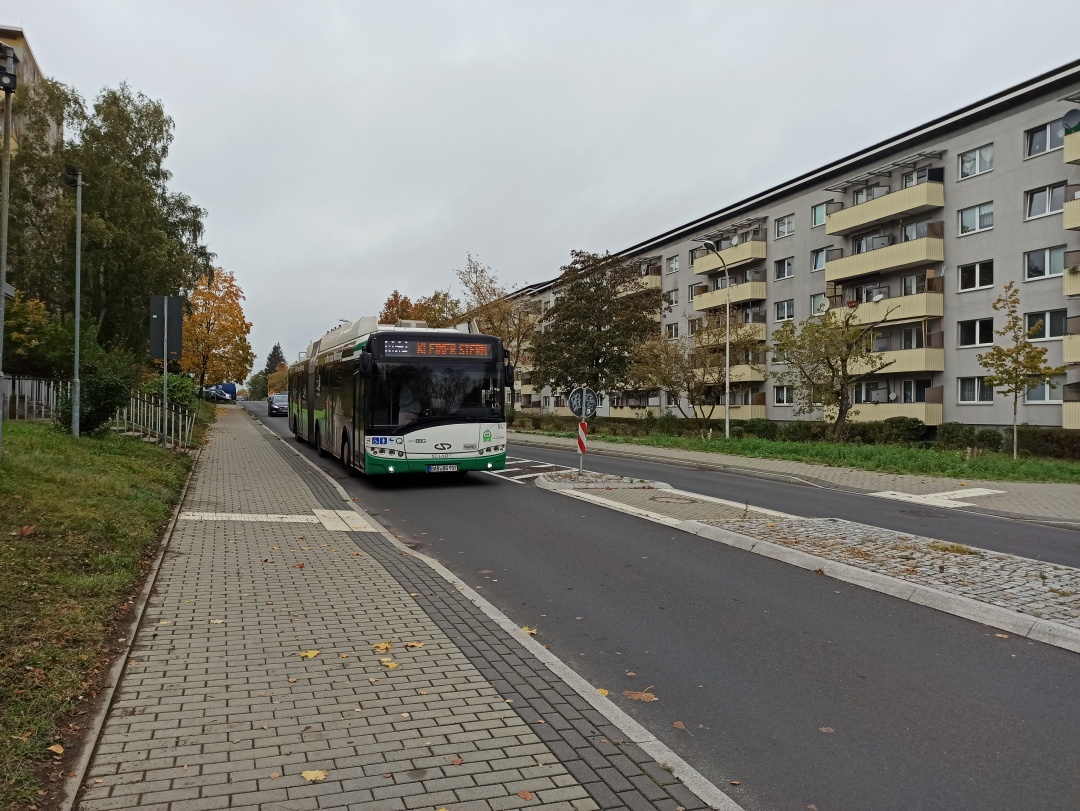 Gelenkobus 057 kommt von der Schönholzer Straße und fährt auf der Fritz-Weineck-Straße