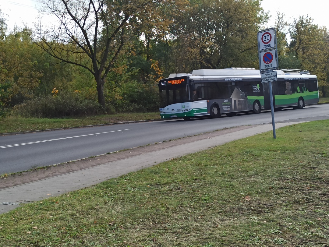 Gelenkobus 057 auf dem Kopernikus-Ring zwischen dem Abzweig zur Fritz-Weineck-Straße und Eberswalder Straße in Richtung des Eberswalder Stadtteiles Westend