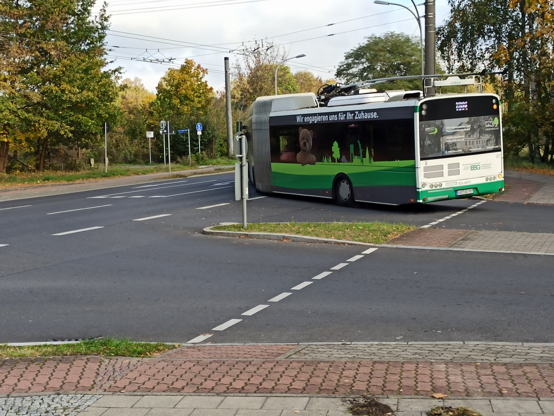 Gelenkobus 057 biegt nach rechts vom Kopernikus-Ring in die Eberswalder Straße ab