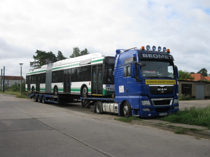 Neuer Gelenkobus vom polnischen Typ Solaris Trollino 18 AC auf dem LKW-Tieflader vor dem Betriebshof Nordend