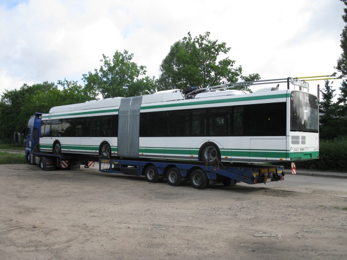 Neuer Gelenkobus vom polnischen Typ Solaris Trollino 18 AC auf dem LKW-Tieflader vor dem Betriebshof Nordend