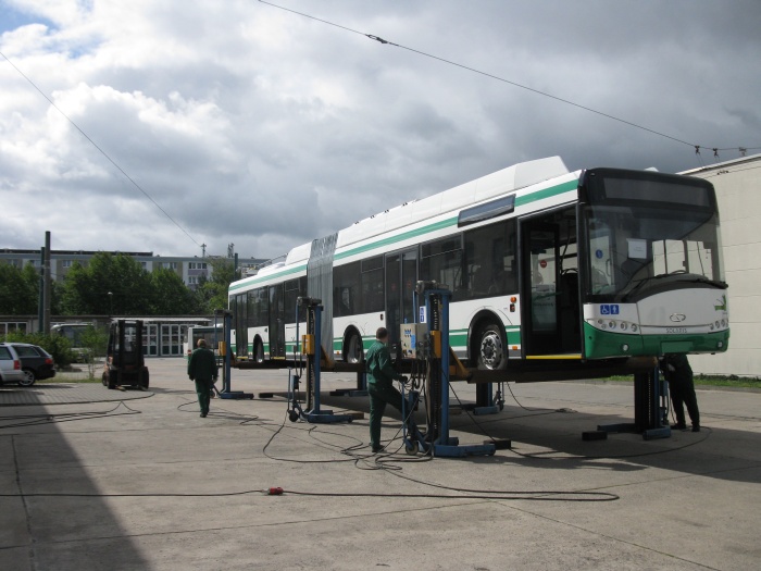 Neuer Gelenkobus vom polnischen Typ Solaris Trollino 18 AC auf den elektrischen Wagenhebern nach der Entladung