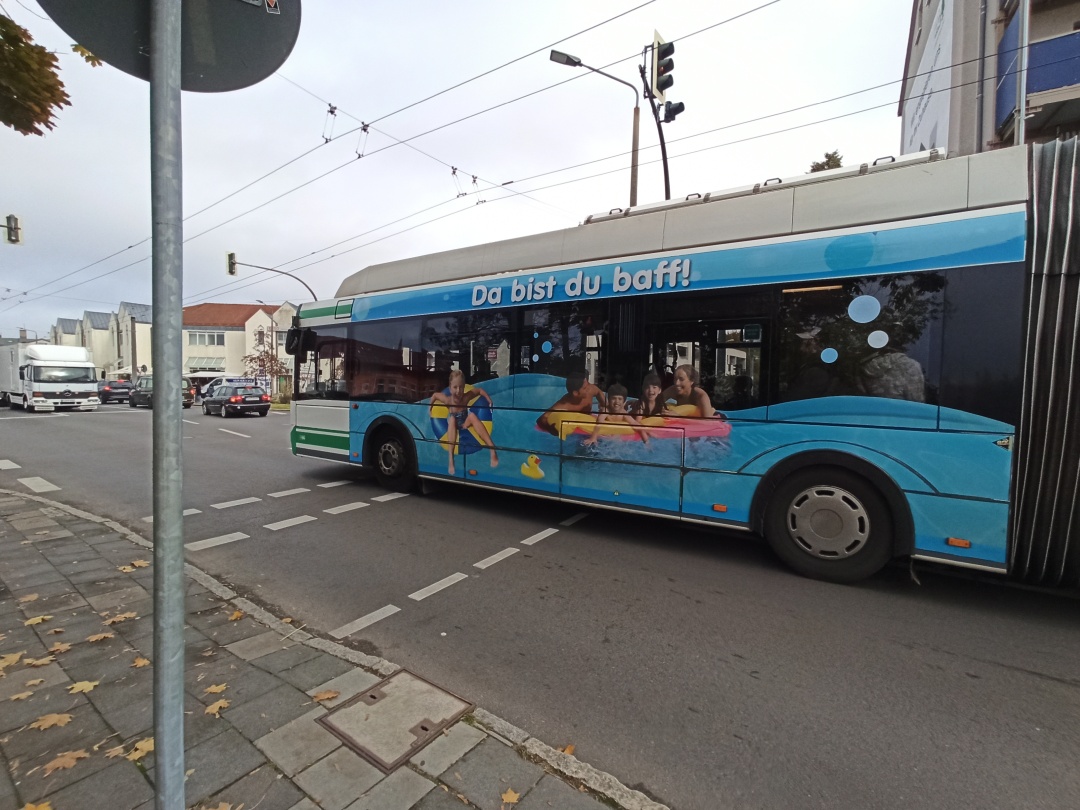 Gelenkobus 059 beim Abbiegen nach rechts von der Schönholzer Straße in die Fritz-Weineck-Straße