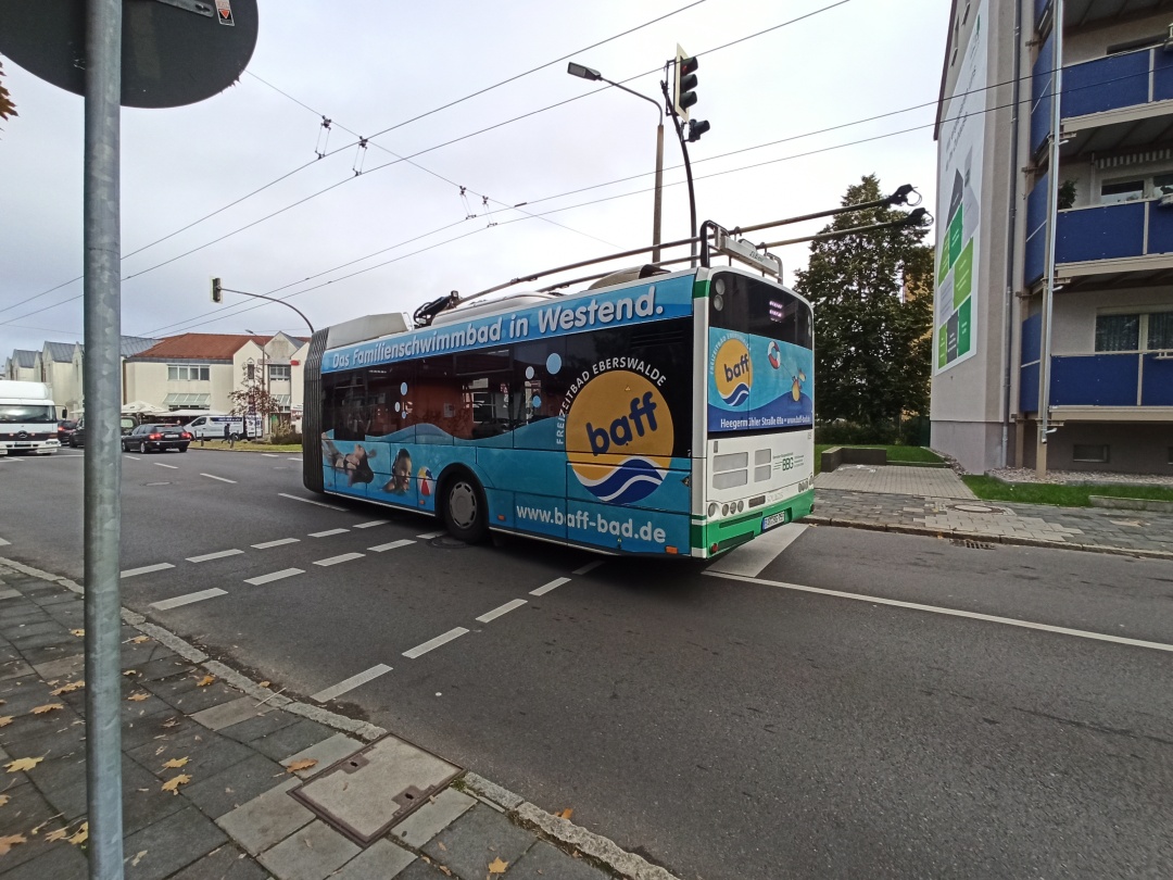 Gelenkobus 059 beim Abbiegen nach rechts von der Schönholzer Straße in die Fritz-Weineck-Straße