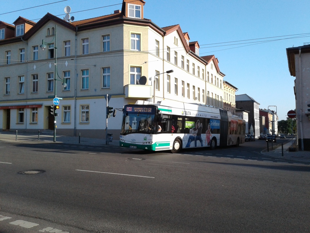 Der Gelenkobus 061 vom polnischen Typ Solaris Trollino 18 AC kommt aus der Wilhelmstraße und biegt nacht rechts ab in Eisenbahnstraße.