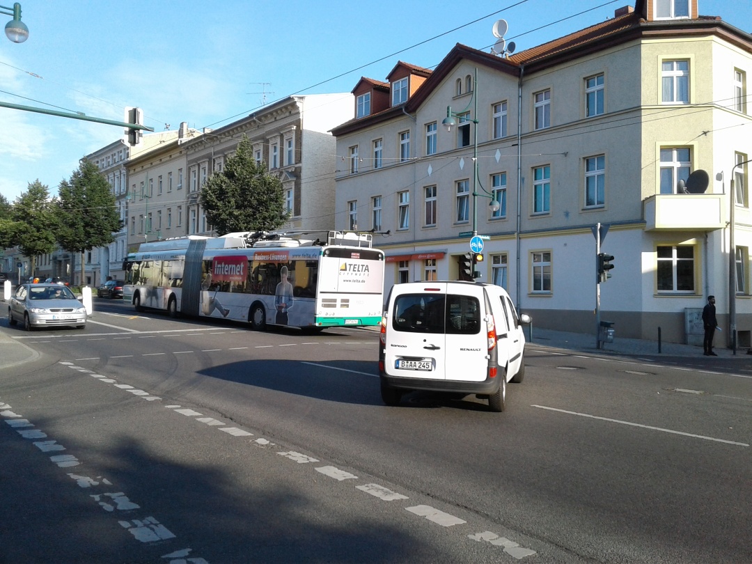 Gelenkobus 061 vom polnischen Typ Solaris Trollino 18 AC auf der Eisenbahnstraße in Richtung Haltestelle „Grabowstraße”