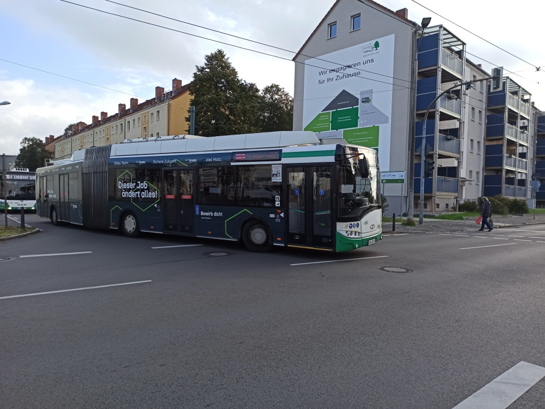 Gelenkobus 063 auf der Kreuzung Fritz-Weineck-Straße/Schönholzer Straße