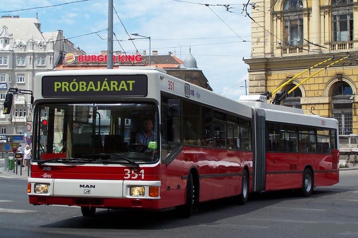 Ehemaliger Eberswalder Gelenkobus Nr. 036 vom &ouml;sterreichischen Typ &Ouml;AF Gr&auml;f & Stift NGE 152 M17 in Budapest/H mit der Wagen-Nr. 351 am Keleti P&aacute;lyaudvar