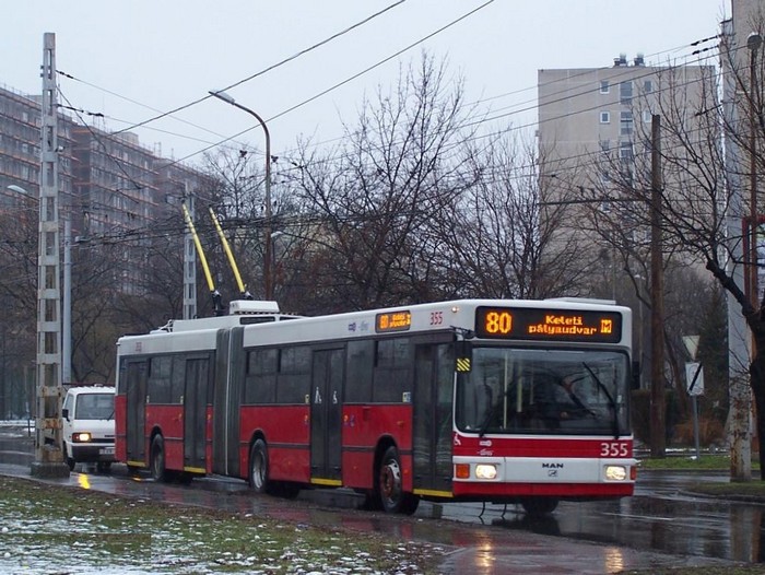 Ehemaliger Eberswalder Gelenkobus Nr. 030 vom &ouml;sterreichischen Typ &Ouml;AF Gr&auml;f & Stift NGE 152 M17 in Budapest/H mit der Wagen-Nr. 355 in der Cserto utca
