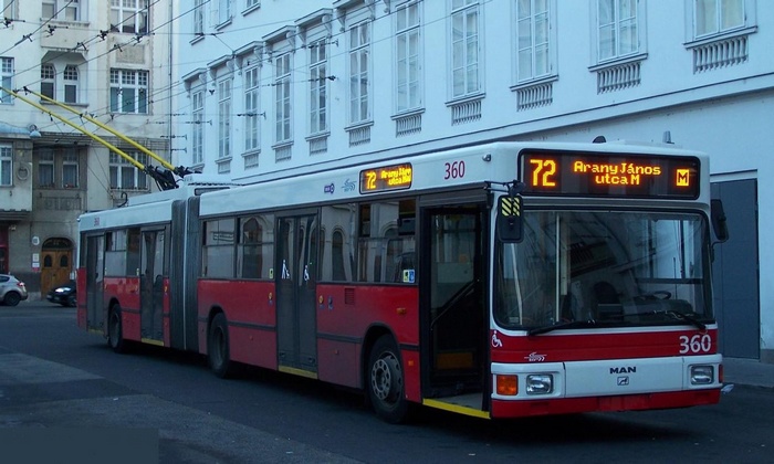 Ehemaliger Eberswalder Gelenkobus Nr. 011 vom &ouml;sterreichischen Typ &Ouml;AF Gr&auml;f & Stift NGE 152 M17 in Budapest/H mit der Wagen-Nr. 360 in der Arany J&aacute;nos utca