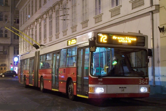 Ehemaliger Eberswalder Gelenkobus Nr. 039 vom &ouml;sterreichischen Typ &Ouml;AF Gr&auml;f & Stift NGE 152 M17 in Budapest/H mit der Wagen-Nr. 364 auf dem Podmaniczky Frigyes t&eacute;r.