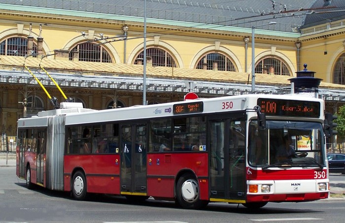 Former Eberswalde articulated trolleybus 040 of the Austrian type &Ouml;AF Gr&auml;f & Stift NGE 152 M17 in Budapest/H with the car no. 350 in front of the Keleti p&aacute;lyaudvar