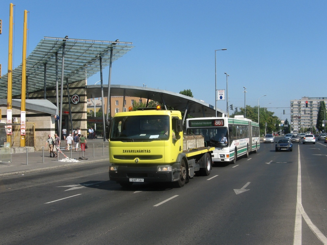 Schleppwagen der BKV Zrt. mit Gelenkobus 031 unterwegs zur Straßenbahn-Werkstatt (BKV VJSZ Kft.)