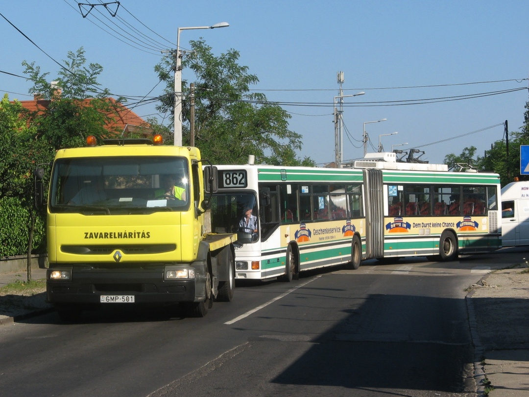Schleppwagen der Budapester Verkehrsbetriebe (BKV Zrt.) mit Gelenkobus 032 unterwegs zur Straßenbahn-Werkstatt (BKV VJSZ Kft.)