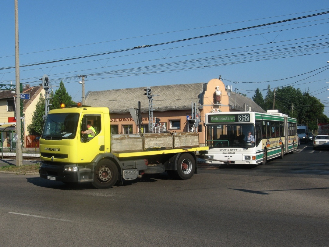 Schleppwagen der BKV Zrt. mit Gelenkobus 032 unterwegs zur Straßenbahn-Werkstatt (BKV VJSZ Kft.)