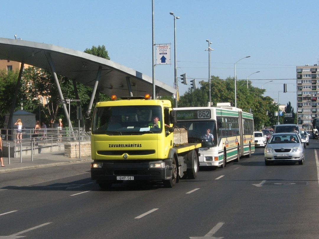 Schleppwagen der BKV Zrt. mit Gelenkobus 032 unterwegs zur BKV VJSZ Kft.