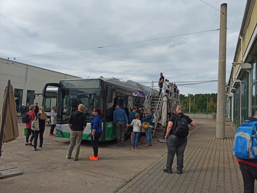 Hier konnten sie dem Gelenkobus 065 aufs Dach schauen und die dort verbaute Technik erkunden.